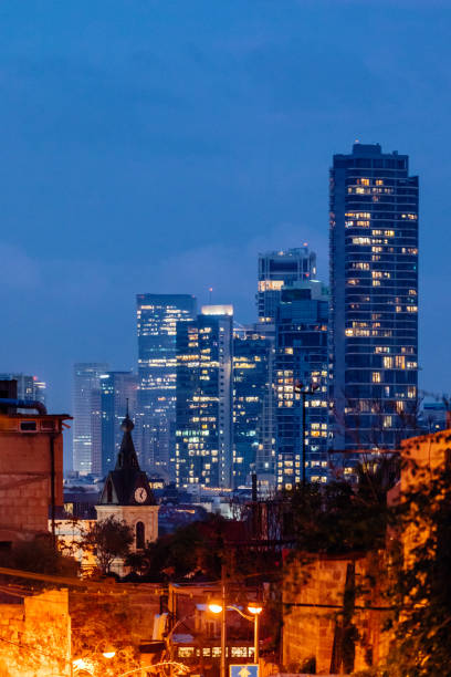 noite em tel aviv, israel - tel aviv israel skyline traffic - fotografias e filmes do acervo