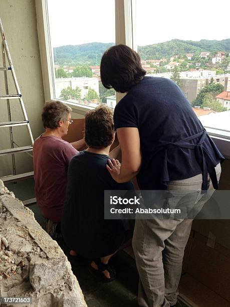 Foto de Proteger Varanda Em Casa Além Da Europa e mais fotos de stock de Acabado - Acabado, Adulto, Adulto maduro