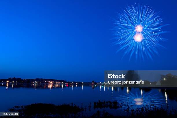 Foto de Fogos De Artifício Sobre O Lago e mais fotos de stock de 4 de Julho - 4 de Julho, Ano novo, Arte, Cultura e Espetáculo