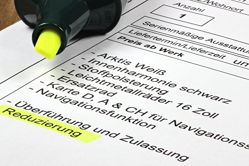 line items on a German sales contract for a new car with a marked discount