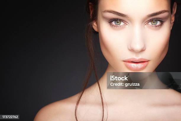 Schöne Junge Frau Stockfoto und mehr Bilder von Grüne Augen - Grüne Augen, Frauen, Menschliches Gesicht