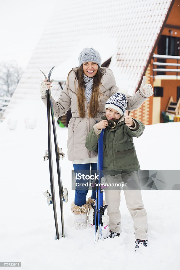 Matka i dziecko, gotowa na zimowy urlop - Zbiór zdjęć royalty-free (20-29 lat)