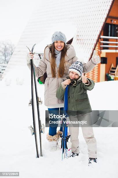 Foto de Mãe E Criança Pronto Para Férias De Inverno e mais fotos de stock de 20 Anos - 20 Anos, 30 Anos, 6-7 Anos