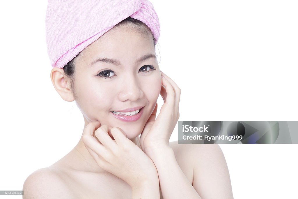 Portret młoda dziewczyna uśmiech twarzy po kąpieli spa - Zbiór zdjęć royalty-free (Azjaci)