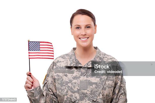Foto de Feminino Soldado Com Bandeira Americana e mais fotos de stock de Mulheres - Mulheres, Só Uma Mulher, Veterano de Guerra