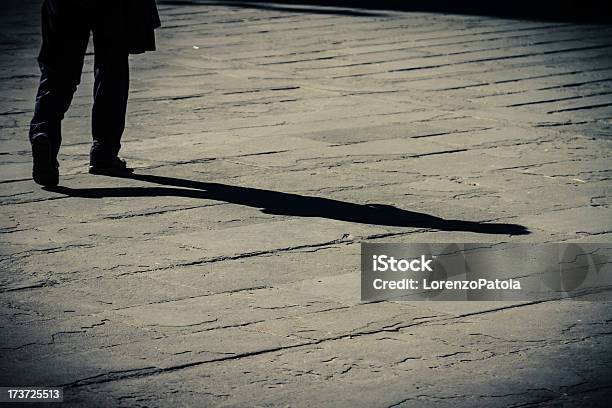 Schatten Eines Walking Mann Stockfoto und mehr Bilder von 2000-2009 - 2000-2009, 21. Jahrhundert, 35-39 Jahre
