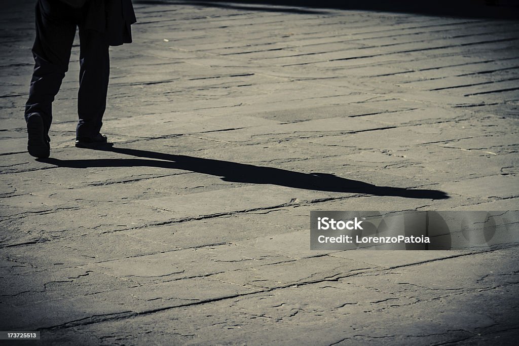 Ombra di un uomo a piedi - Foto stock royalty-free di 2000-2009