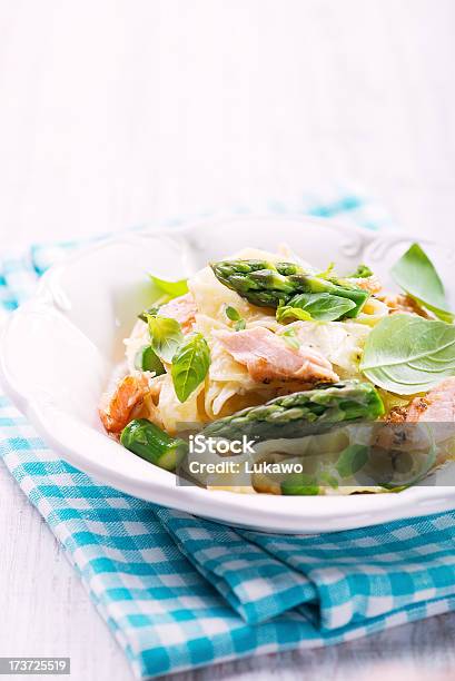 Pasta Con Salmone E Asparagi Verdi - Fotografie stock e altre immagini di Asparago - Asparago, Spaghetti, Arrosto - Cibo cotto