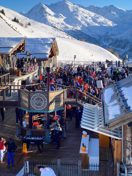 vista aérea del restaurante de montaña la folie douce, meribel, francia - la folie douce fotografías e imágenes de stock