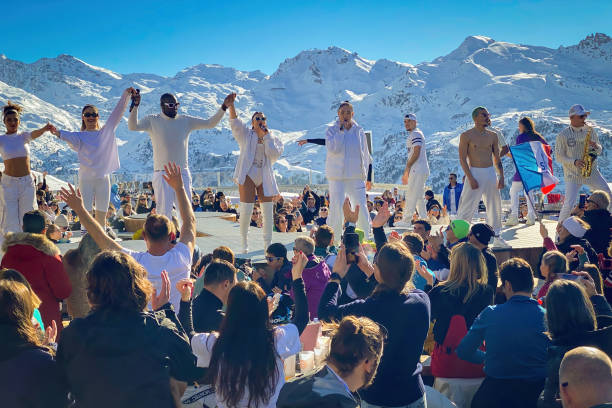 grupo de canto y baile en la folie douce en meribel, francia - apres ski ski restaurant mountain fotografías e imágenes de stock