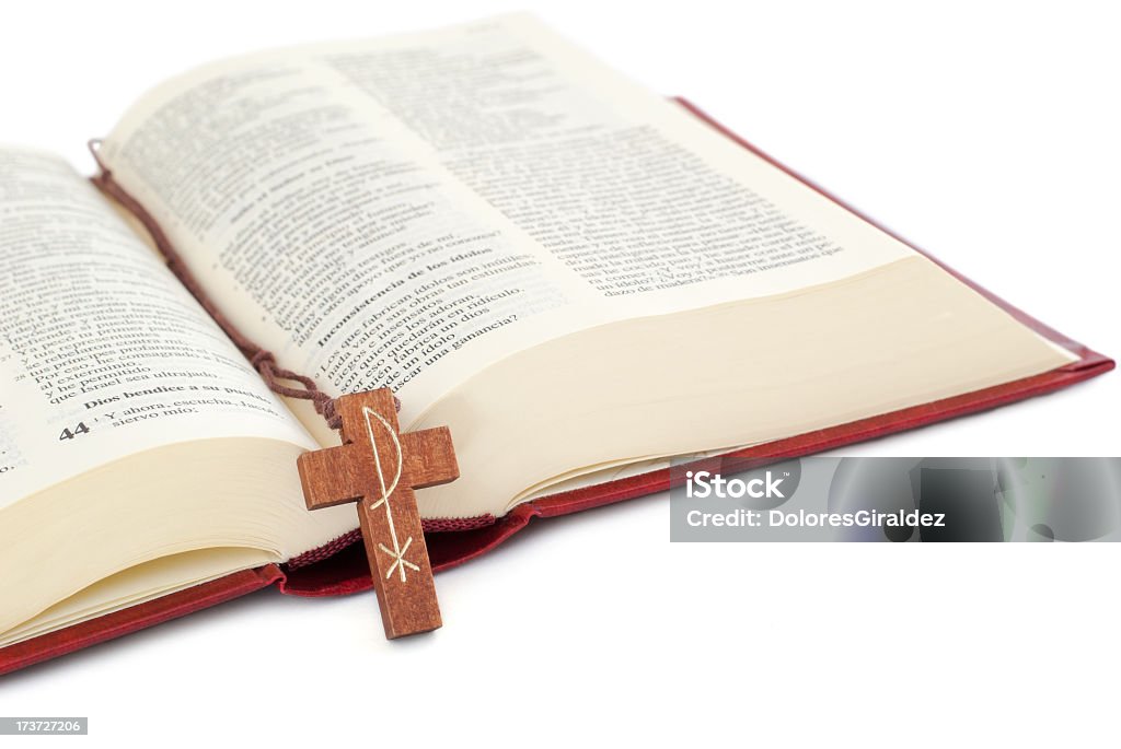 Crucifijo en la Biblia - Foto de stock de Aprender libre de derechos