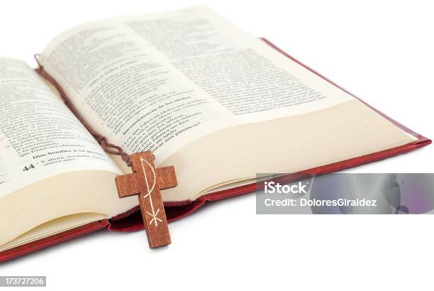 Crocifisso Una Bibbia - Fotografie stock e altre immagini di Bibbia - Bibbia, Cattolicesimo, Composizione orizzontale