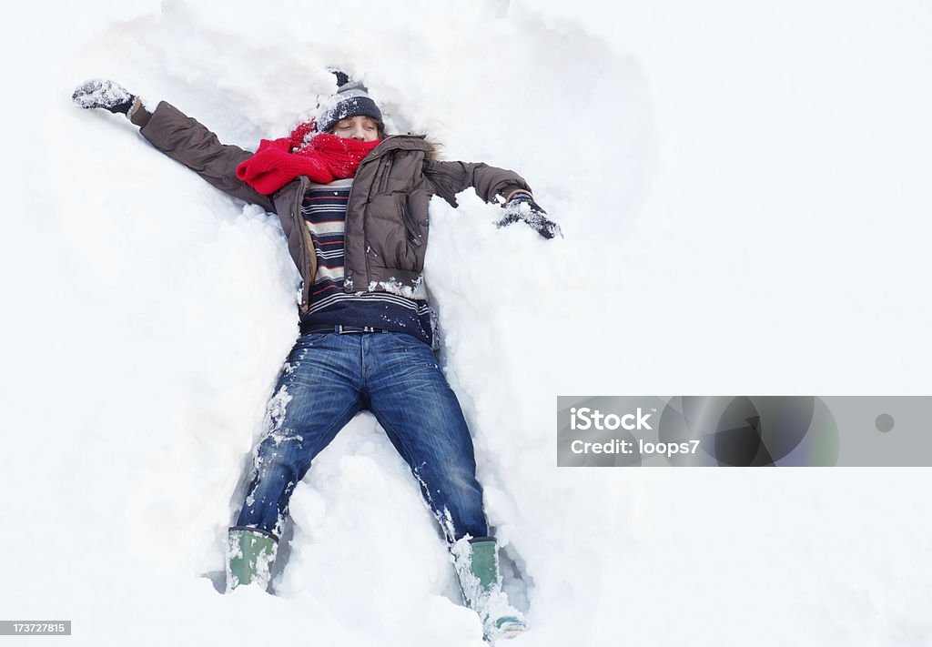 Jovem e neve - Foto de stock de Esqui - Esqui e snowboard royalty-free