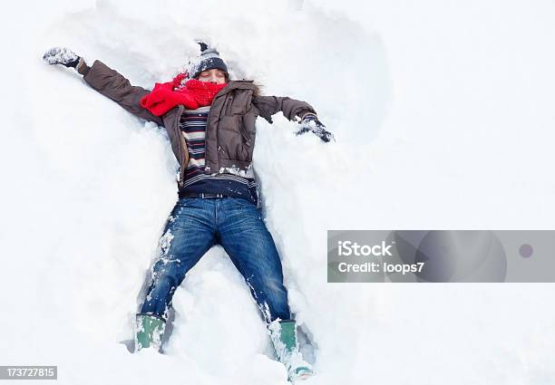 Foto de Jovem E Neve e mais fotos de stock de Esqui - Esqui e snowboard - Esqui - Esqui e snowboard, Anjo de Neve, Brincalhão