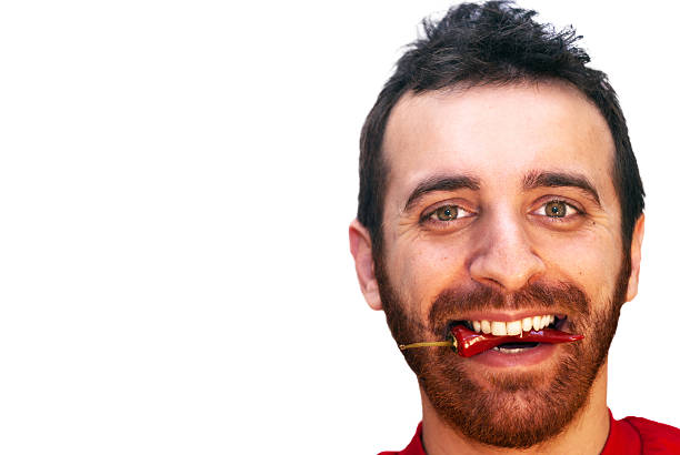 Homme avec un rouge piment chaud dans sa bouche - Photo