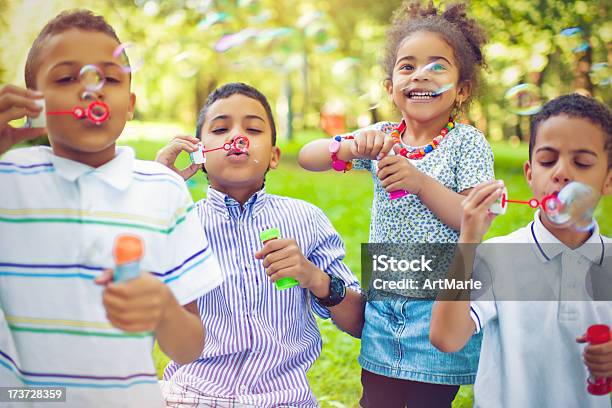 Crianças Mandar Bolhas - Fotografias de stock e mais imagens de Criança - Criança, Soprar Bolhinhas, Grupo de Pessoas