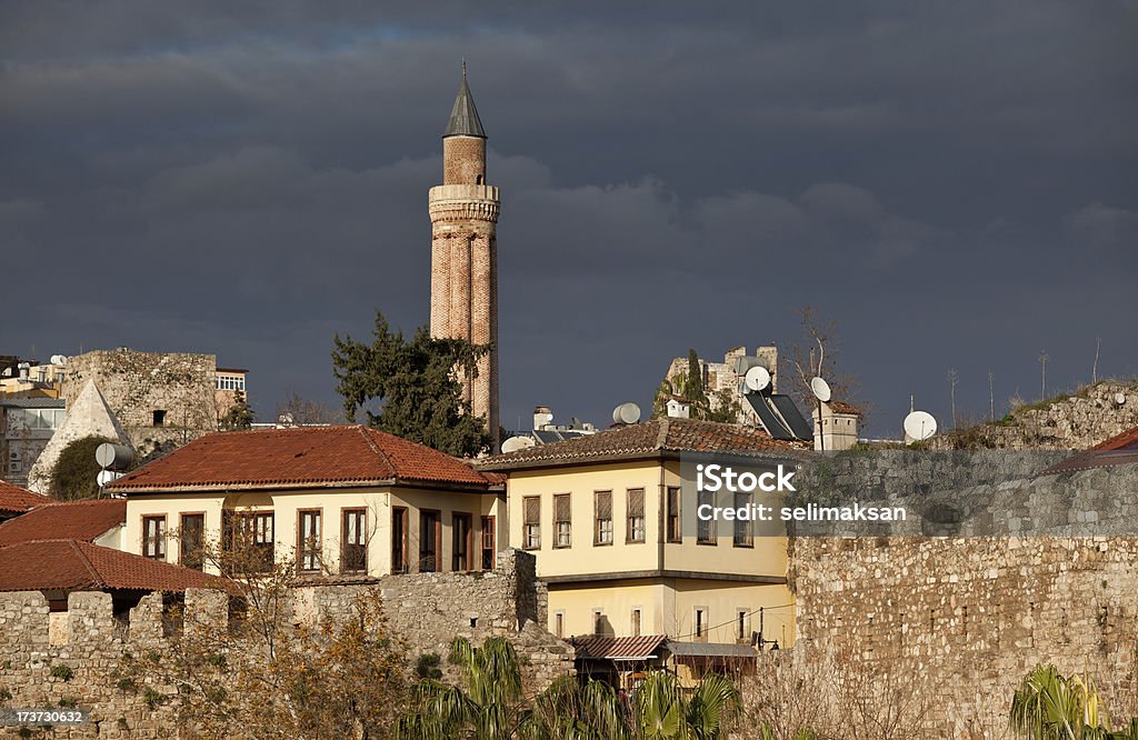 Yivli minarete y old casas en Kaleici de Antalya - Foto de stock de Aire libre libre de derechos