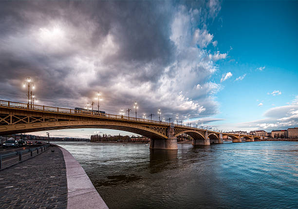 маргарет мост-будапешт - margit bridge фотографии стоковые фото и изображения