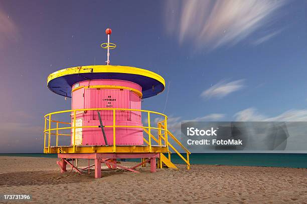 Miami Beach Florida Colorato Bagnino House Di Notte - Fotografie stock e altre immagini di Acqua