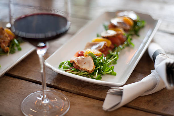 ensalada de pescado asado con vino - food dinner prepared fish gourmet fotografías e imágenes de stock