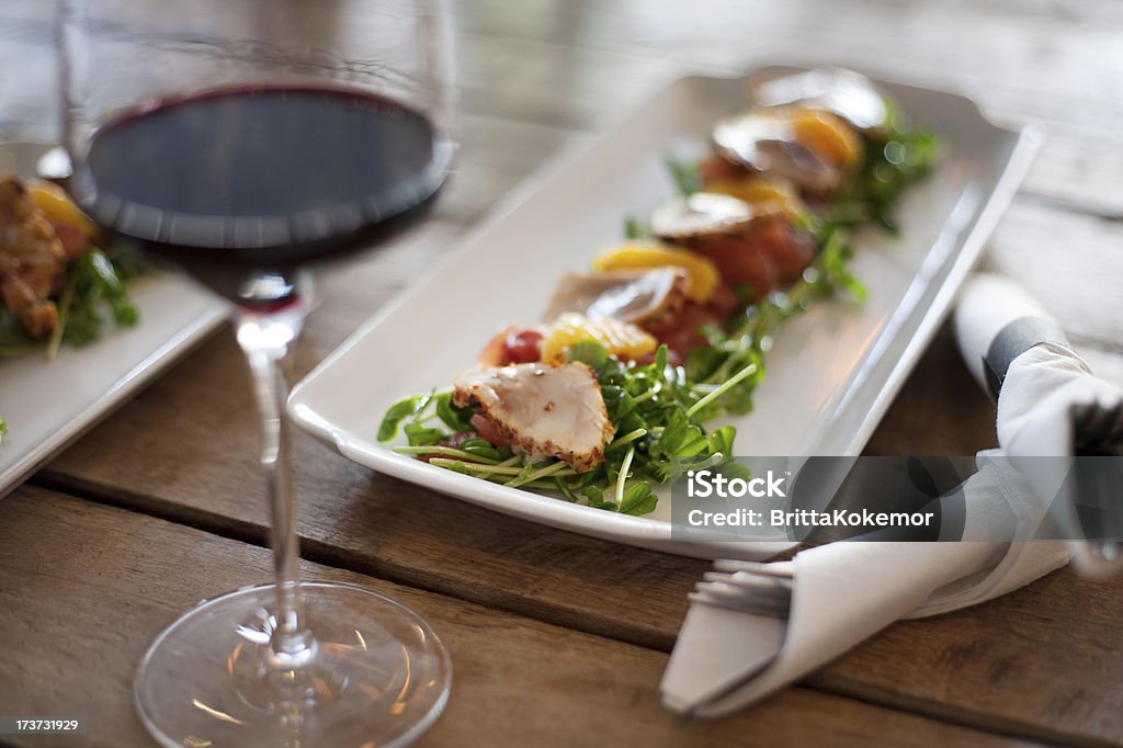 Pesce scottato Insalata con vino - Foto stock royalty-free di Vino