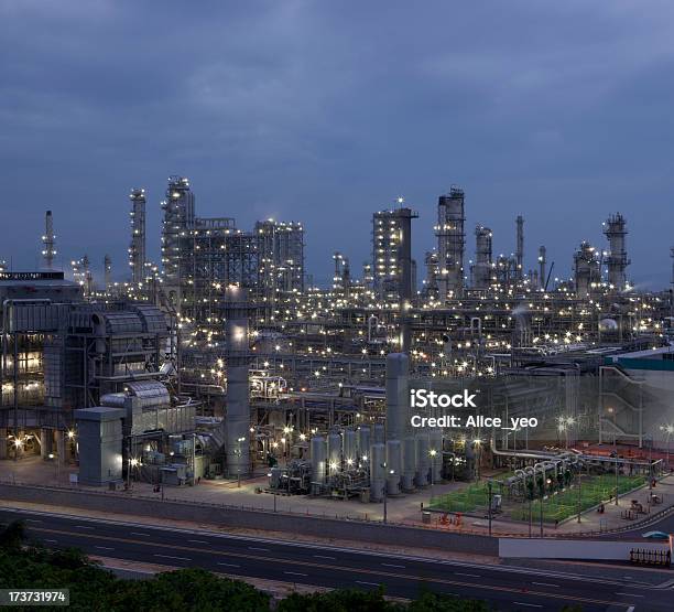 Rafineria W Nocy - zdjęcia stockowe i więcej obrazów Benzyna - Benzyna, Bez ludzi, Biznes