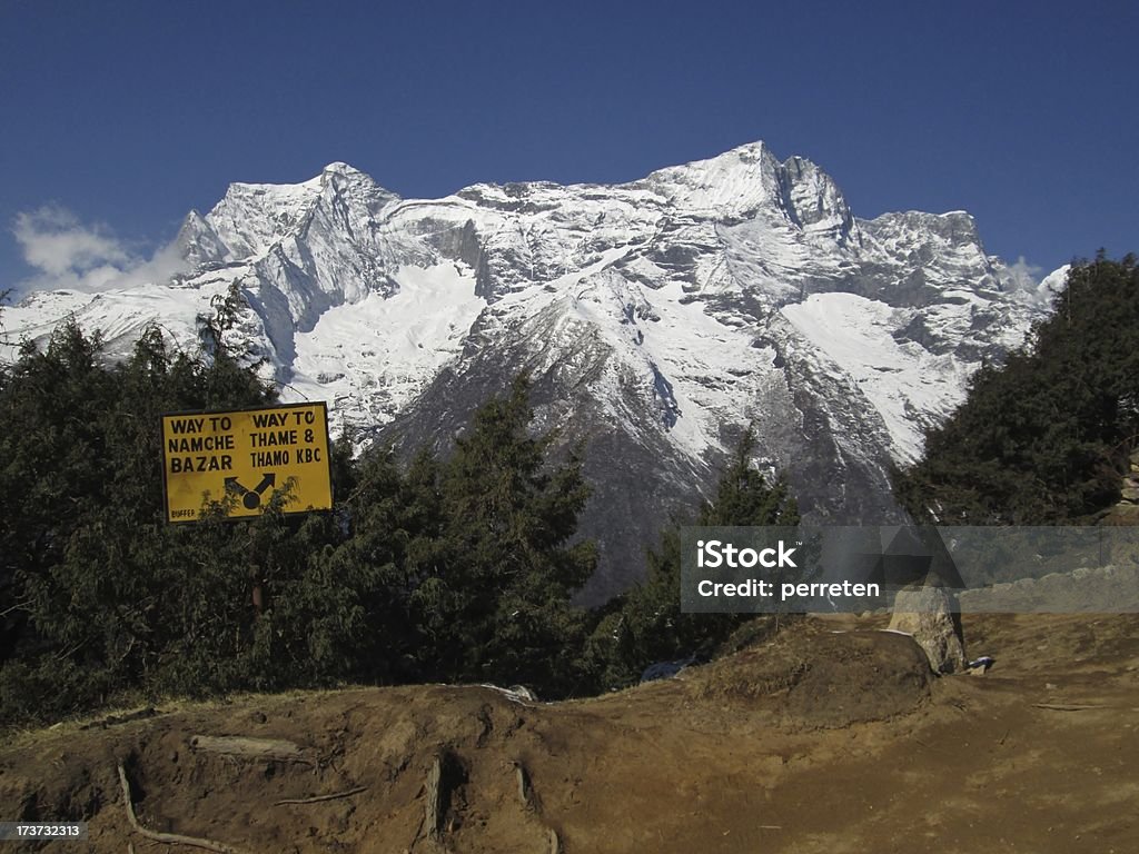 Poste indicador de Bazar de Namche - Foto de stock de Aire libre libre de derechos