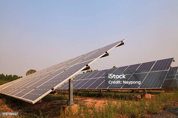 Centrais De Produção De Energia Solar - Fotografias de stock e mais imagens de Ao Ar Livre - Ao Ar Livre, Calor, Central de Energia Solar