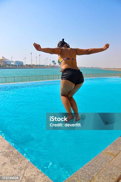 Saltare In Piscina A Sfioro Di Abu Dhabi - Fotografie stock e altre immagini di Acqua - Acqua, Adulto, Ambientazione esterna