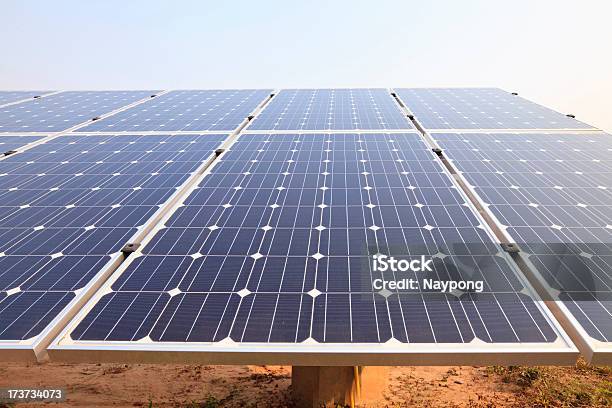 Centrais De Produção De Energia Solar - Fotografias de stock e mais imagens de Ao Ar Livre - Ao Ar Livre, Calor, Central de Energia Solar