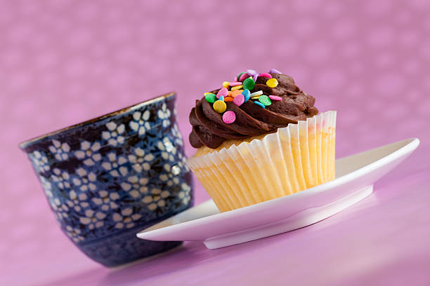 cupcake mit japanese tea cup - cupcake chocolate pink polka dot stock-fotos und bilder
