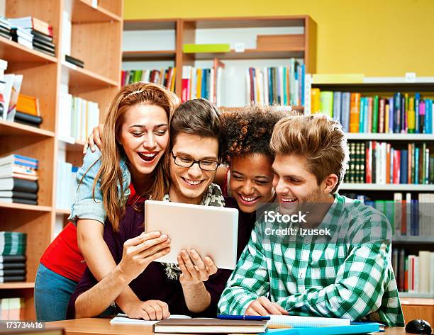 Studenti Utilizzando Una Tavoletta Digitale - Fotografie stock e altre immagini di 18-19 anni - 18-19 anni, 20-24 anni, Adolescente