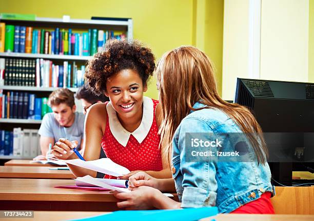 Studenti Utilizzando Una Libreria - Fotografie stock e altre immagini di 18-19 anni - 18-19 anni, 20-24 anni, Adolescente