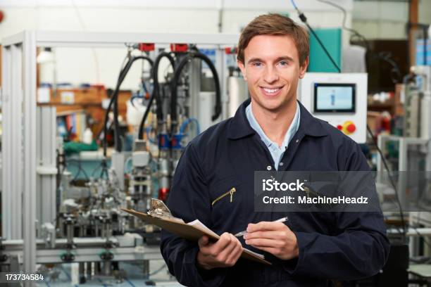 Ingenieur Holding Zwischenablage In Fabrik Stockfoto und mehr Bilder von Berufliche Beschäftigung - Berufliche Beschäftigung, Blick in die Kamera, Ein Mann allein