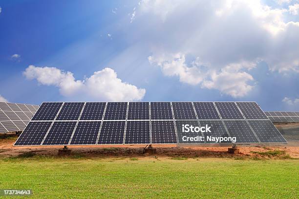 Centrais De Produção De Energia Solar E Céu Azul - Fotografias de stock e mais imagens de Ao Ar Livre - Ao Ar Livre, Calor, Central de Energia Solar