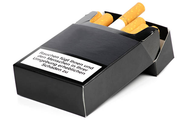 packung zigaretten - smoking smoking issues cigarette addiction stock-fotos und bilder