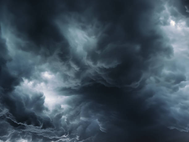 bedrohliche, dunkle wolken bedecken himmel - storm cloud cloud cloudscape cumulonimbus stock-fotos und bilder