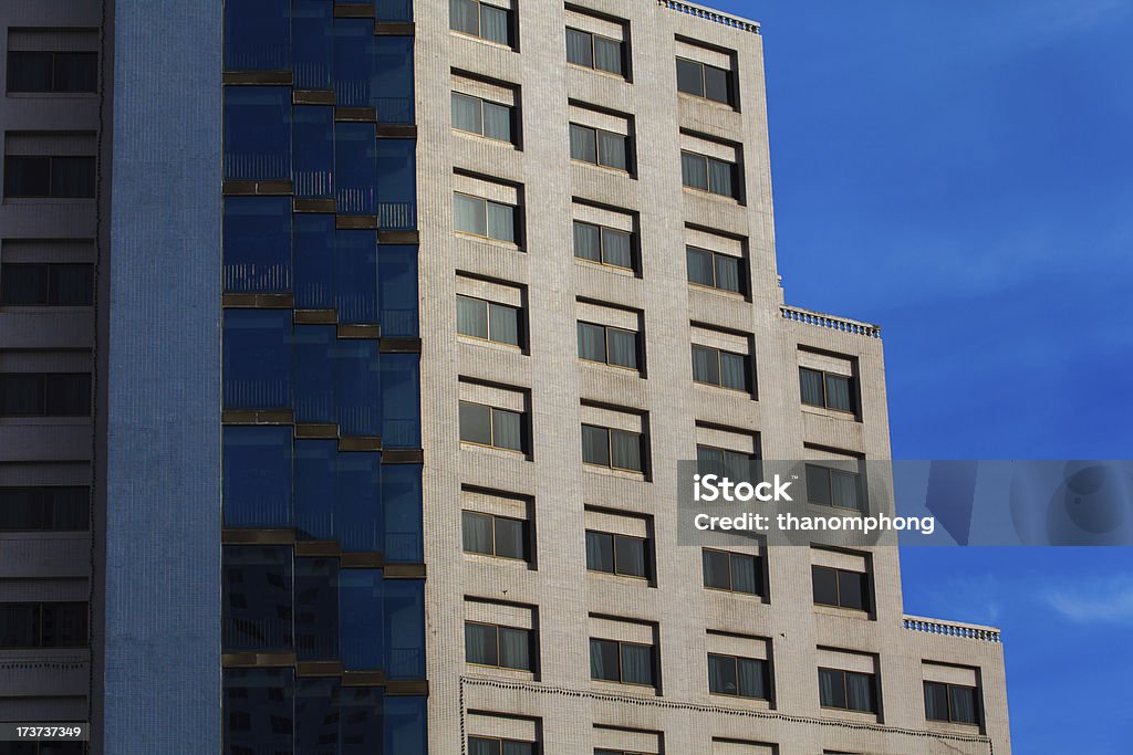 Fachada del hotel con edificio de lujo moderna arquitectura - Foto de stock de Alto - Descripción física libre de derechos
