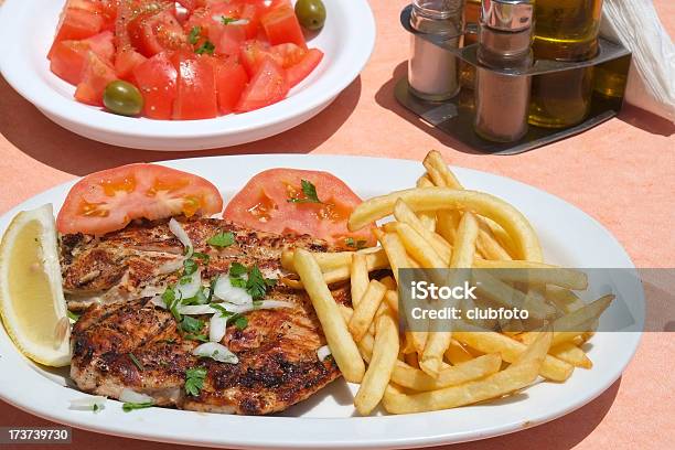 鶏胸肉のグリルフライドポテト - オリーブのストックフォトや画像を多数ご用意 - オリーブ, サラダ, サラダドレッシング