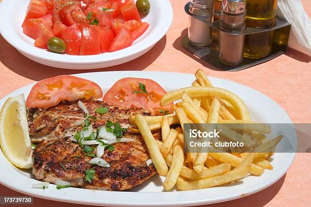 Peito De Frango Grelhado Batatas Fritas - Fotografias de stock e mais imagens de Azeitona - Azeitona, Batata Frita - Lanche, Batatas Preparadas