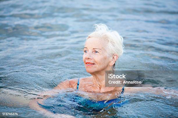 高齢者の女性の幸せを水にエクササイズ - 1人のストックフォトや画像を多数ご用意 - 1人, アクティブシニア, アクティブライフスタイル
