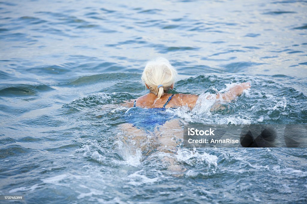 Senior femme nager dans la mer - Photo de Natation libre de droits