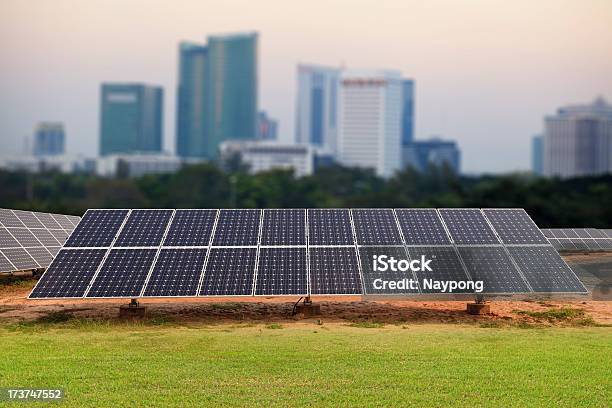 Foto de Energia Solar Plantas E Céu Azul e mais fotos de stock de Calor - Calor, Clima, Eletricidade