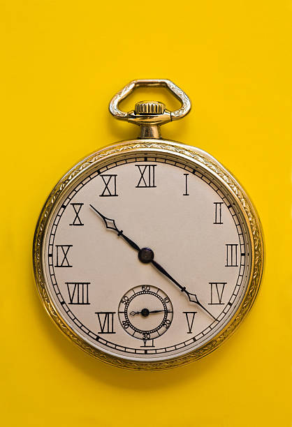 relógio antigo em amarelo - macro hour hand minute hand accuracy imagens e fotografias de stock