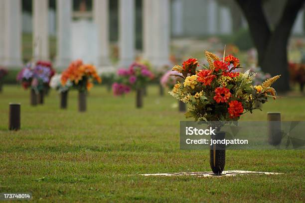 Foto de Cemitério e mais fotos de stock de Vitalidade - Vitalidade, Sepultura - Cemitério, Enterrado