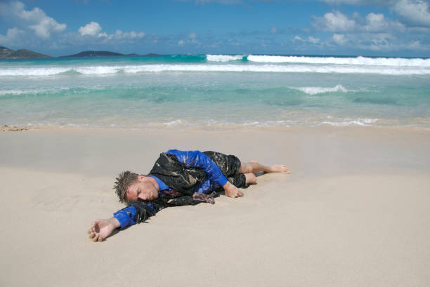 arenato uomo d'affari dorme in spiaggia - stranded beached beach businessman foto e immagini stock