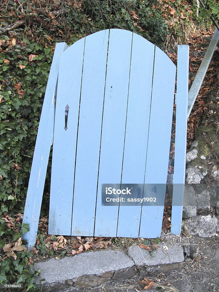 Puerta al jardín de la cabaña azul rota - Foto de stock de Aire libre libre de derechos