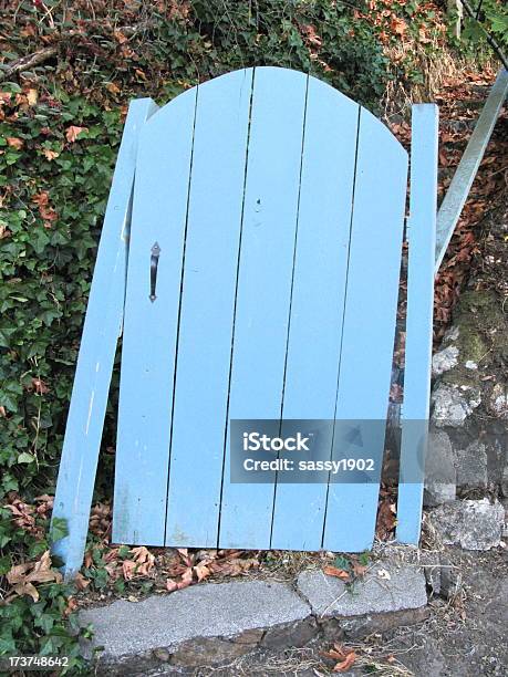 Puerta Al Jardín De La Cabaña Azul Rota Foto de stock y más banco de imágenes de Aire libre - Aire libre, Aislado, Anticuado