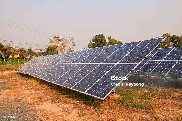 Impianti Di Energia Solare - Fotografie stock e altre immagini di Ambientazione esterna - Ambientazione esterna, Ambiente, Attrezzatura elettronica