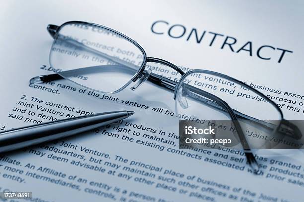 Óculos E Contrato - Fotografias de stock e mais imagens de Acordo - Acordo, Artigo para Olhos, Autoridade